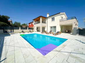 Villa Gaudeo with pool and EV station